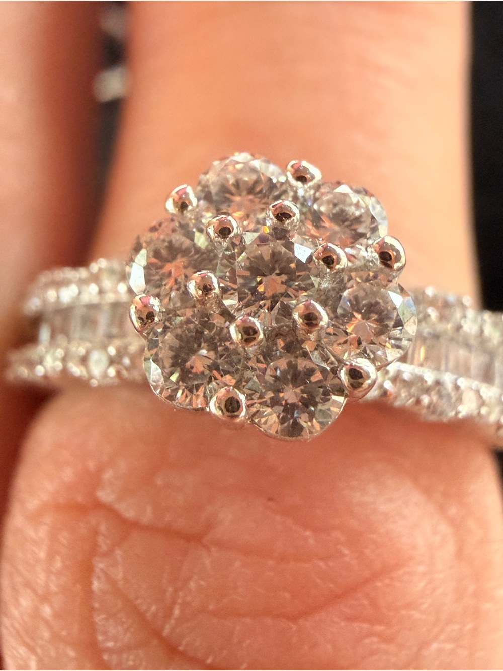 925 Silver Floral Crystal
Cluster Ring - White Sz7 - Picture 17 of 17